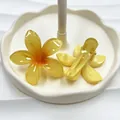 Dettaglio di fermagli per capelli a fiore di plumeria con clip a becco d'anatra in resina - 6.5cm / Fermagli laterali / Giallo