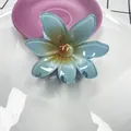 Pince à cheveux en forme de fleur bleue avec dégradé et finition en résine brillante - Bleu Dégradé