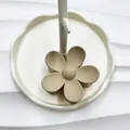 Pinza per capelli a fiore beige crema opaco con design minimalista a cinque petali - Caffè Chiaro