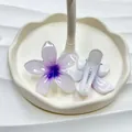 Vista dettagliata di fermagli per capelli a fiore sfumato viola con chiusura in metallo - 6.5cm / Fermagli laterali / Viola