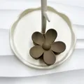 Pinza per capelli a fiore marrone scuro opaco con design floreale a cinque petali - Marrone