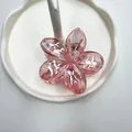 Rosafarbene irisierende Haarspange aus Harz in Blumenform mit glänzendem Finish - Metallrot