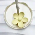 Molla per capelli a fiore giallo pallido opaco su vassoio in ceramica bianca - Giallo chiaro