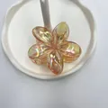 Irisierende gelbe Haarklammer im Blumendesign mit Glanzeffekt für den Strand - Buntes Orange