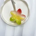 Molla per capelli a forma di plumeria con sfumature arcobaleno rosso giallo e verde - 8cm / Arcobaleno (Rosso+Giallo+Verde)