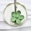 Molla per capelli a forma di fiore verde chiaro opaco su vassoio decorativo bianco - Verde Erba