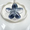 Pinza per capelli a fiore di frangipane blu sfumato in un vassoio di ceramica - Nero Sfumato Trasparente