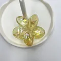 Irisierende gelbe Plumeria Haarklammer mit Perlmutteffekt für den Strandurlaub am Meer - Irisierendes Gelb