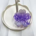 Pinza per capelli a fiore viola traslucido, accessorio elegante su vassoio bianco - Gradient Streaked Purple