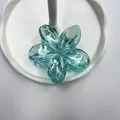 Irisierende blaue Haarklammer im Blumendesign mit Aurora-Glanz für den Urlaub - Metallblau