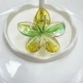 Pinza per capelli a forma di fiore frangipane sfumato verde e giallo su vassoio - 8cm / Giallo Verde Trasparente