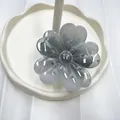 Molletta per capelli a fiore di plumeria grigio fumo traslucido su vassoio bianco - Nero Sfumato Striato