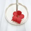 Pinza per capelli a fiore rosso opaco con design a cinque petali in colori vivaci - Rosso