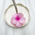 Elegante molletta per capelli a fiore di ibisco rosa in resina traslucida da donna - Rosa Sfumato