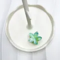 Molla per capelli a forma di fiore marmorizzato blu-verde in resina con 5 petali - Verde Marmorizzato