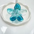 Pinza per capelli a forma di fiore plumeria blu sfumato in resina per stile da spiaggia - 8cm / Blu Sfumato Trasparente