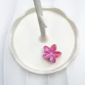Pinza per capelli a fiore di frangipane rosa marmorizzato con finitura in resina lucida - Rosa Marmorizzato