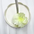 Pinza per capelli a fiore verde pallido in resina traslucida con dettagli dei petali - Giallo Limone