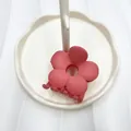 Pinza per capelli a forma di fiore rosa opaco con finitura soft-touch elegante - Rosa