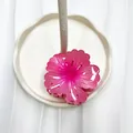 Molla per capelli a fiore rosa sfumato con dettagli eleganti su supporto da esposizione - Rosa scuro