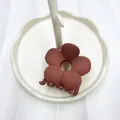 Pinza per capelli a fiore rosso mattone opaco con design vuoto per lo styling - Bordeaux
