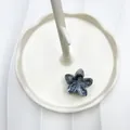 Pinza per capelli a fiore plumeria effetto marmo grigio in resina acetata - Grigio Scuro Marmorizzato