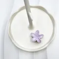 Molla per capelli a forma di plumeria viola su vassoio da esposizione bianco - Viola Chiaro Marmorizzato