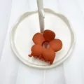 Pinza per capelli a fiore rosso arancio opaco con design cavo su vassoio espositivo - Arancione