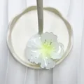 Elegante pinza per capelli a fiore bianco e verde lime con petali strutturati - Bianco con Verde Neon