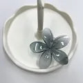 Molla per capelli a fiore grigio fumo traslucido con finitura lucida elegante - Fermagli laterali / 8.5cm / Nero trasparente