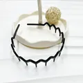 Klassieke zwarte golvende zigzag haarband met tanden voor een antislip haarstyling - Lichtzwart