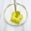 Pinza per capelli a fiore giallo opaco con design a cinque petali su fondo bianco - Giallo