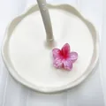 Pinza per capelli a fiore sfumato rosa e viola con finitura lucida su base bianca - Fior di Pesco