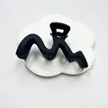 Dettaglio della grande pinza per capelli nera opaca con design a onde per capelli folti - Nero