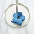 Pinza per capelli a fiore blu opaco su vassoio in ceramica per un look elegante - Blu