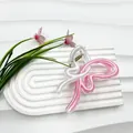 Schmetterlings-Haarklammer aus Acryl in Pink und Weiß mit sommerlichem Dopamin-Design - Rosa + Weiß