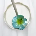 Pinza per capelli a fiore con sfumatura blu e gialla in resina trasparente lucida - Blu Sfumato