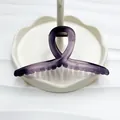 Matte lila Haarklammer 13cm mit Farbverlauf und Kreuzknoten-Design auf weißem Keramikteller - Lila