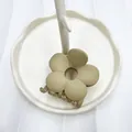 Pinza per capelli a fiore verde oliva opaco con finitura gommata per capelli lunghi - Cachi