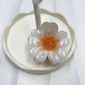 Pinza per capelli a forma di fiore bianco traslucido con centro arancione vivace - Arancione sfumato