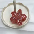 Pinza per capelli a fiore di frangipane color pesca cangiante con finitura lucida - 8cm / Rosso Gelatina Iridescente
