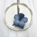 Pinza per capelli a fiore blu opaco con petali traforati su vassoio in ceramica bianca - Grigio