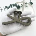 Dettaglio molletta per capelli verde oliva opaca con impugnatura a cuore e molla in metallo - Grigio Caffè