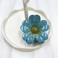 Pinza per capelli a forma di fiore blu traslucido su vassoio bianco decorato - Blu Sfumato