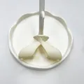 Elegante pinza per capelli color crema con fiocco e finitura opaca per acconciature - Avorio