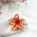 Elegante pinza de pelo con flor degradada naranja y acabado de resina brillante - Degradado Rojo