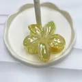 Molletta per capelli a fiore di frangipani giallo con finitura in resina perlata - 8cm / Giallo Gelatina Iridescente