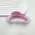 Primer plano de la pinza para el pelo con forma de nube rosa nacarado en bandeja - Rosa Degradado