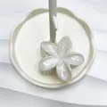 Elegante pinza per capelli a fiore di frangipane bianco con trama marmorizzata - Bianco giada