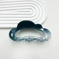 Primer plano de pinza para el cabello de nube con degradado azul y acabado brillante - Degradado Azul Tinta
